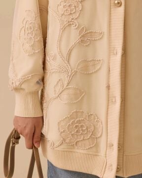 SEÇİL V Yaka Nakışlı Düğmeli Hırka