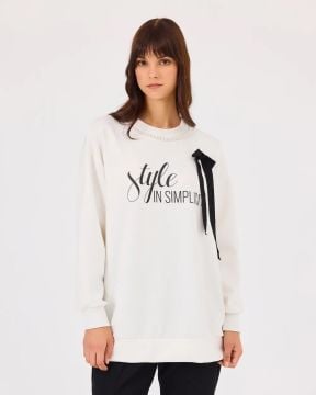 SEÇİL İNCİ DETAYLI AKSESUARLI BASKILI SWEATSHIRT