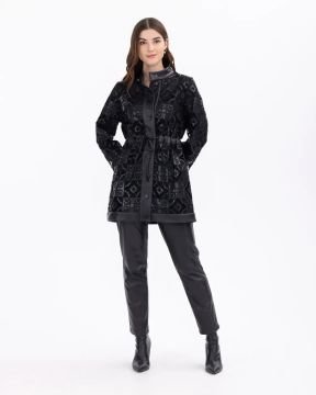SEÇİL İ̇ŞLEMELİ BELİ BÜZGÜLÜ SUNİ DERİ DETAYLI CEKET