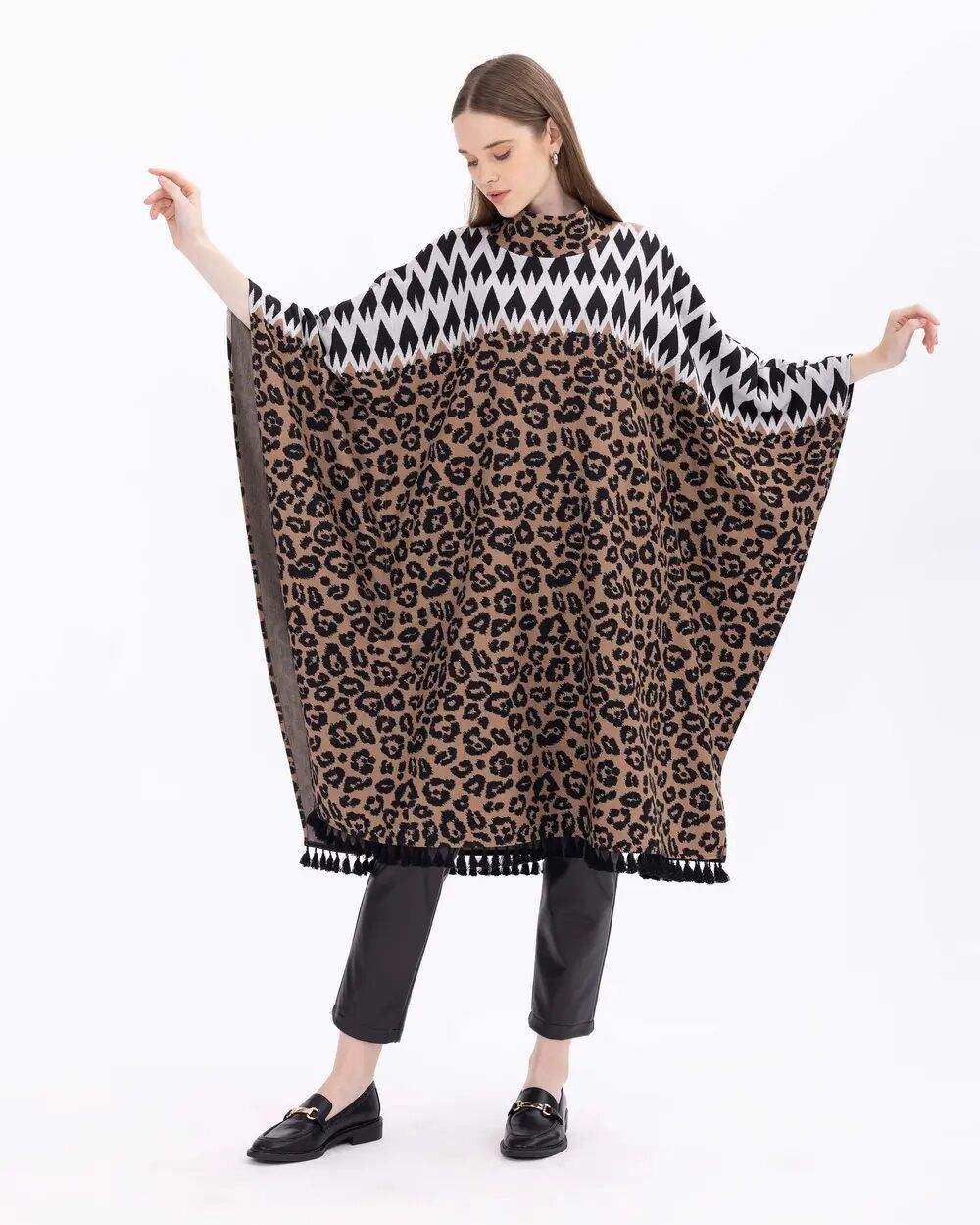 SEÇİL LEOPAR DESENLİ PÜSKÜL DETAYLI OVERSİZE PANÇO